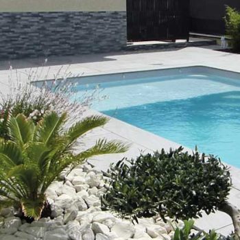 aménagement extérieur piscine à coque