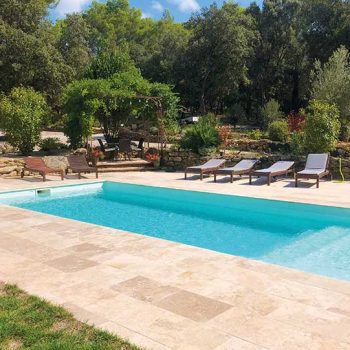 aménagement extérieur piscine à coque